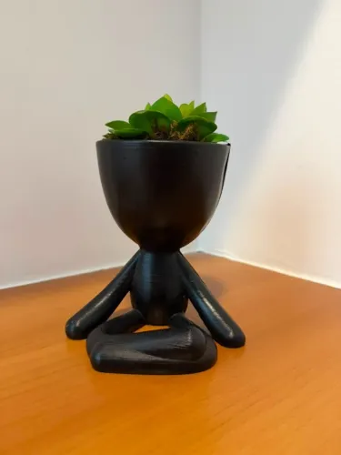 Vaso Decorativo Boneco Meditando com Suculenta Artificial - Cerâmica 15cm