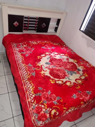 Vende-se cama de casal com a cabeceira