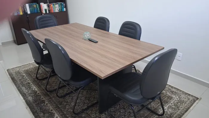 Mesa de reuniões com 6 cadeiras