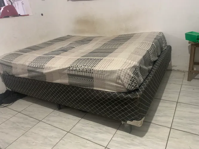 Cama de casal com colchão.
