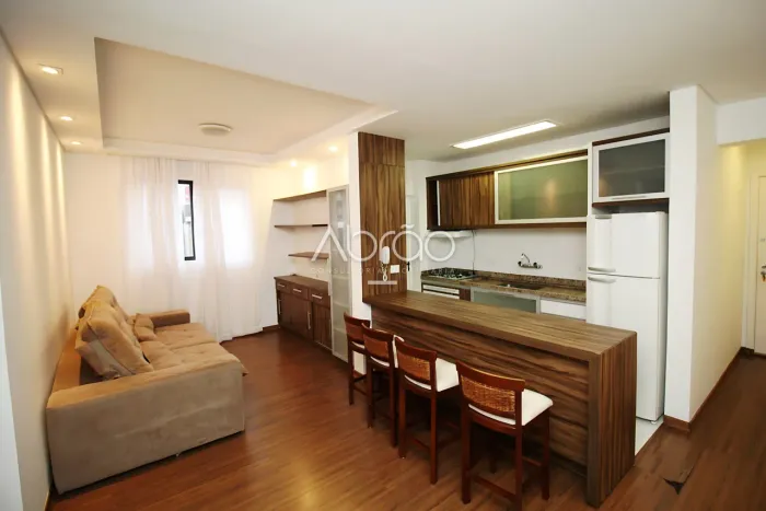 Apartamento semimobiliado com 2 quartos para alugar no Centro de Curitiba / Batel Brigade