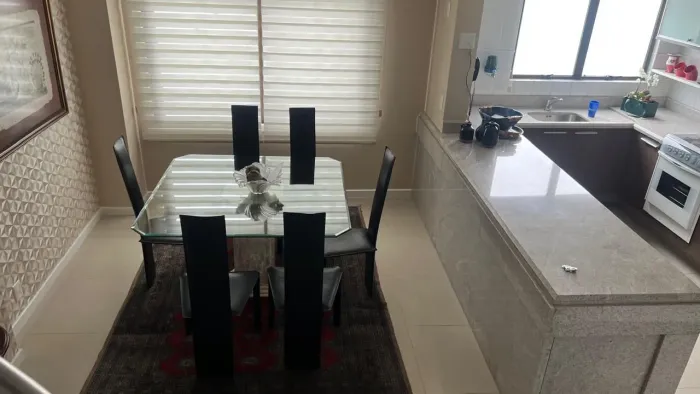Vende -se um jogo com 6 cadeiras de couro legítimo ,desing Francês