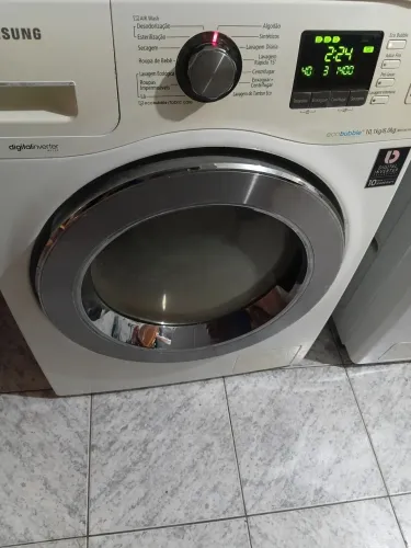 Lava e seca 10kg ecobubble samsung perfeita e limpinha.