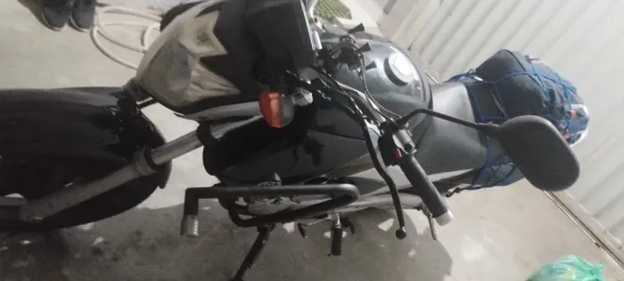 Fazer 250/ Ano 2011 / Cor Preta/ moto macia e toda revisada estilo que você procura/ chama