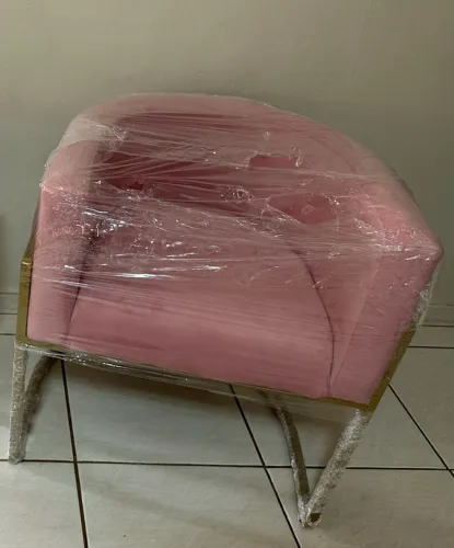 Poltrona com base dourada de metal
