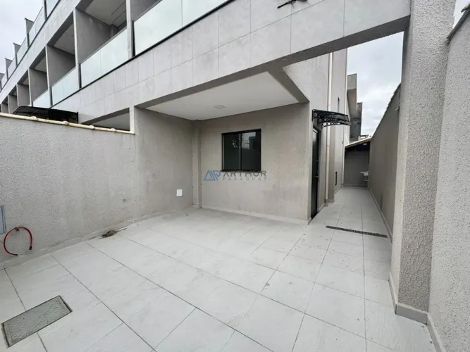 Sobrado Triplex à venda em Praia Grande no Maracanã com 3 domitórios