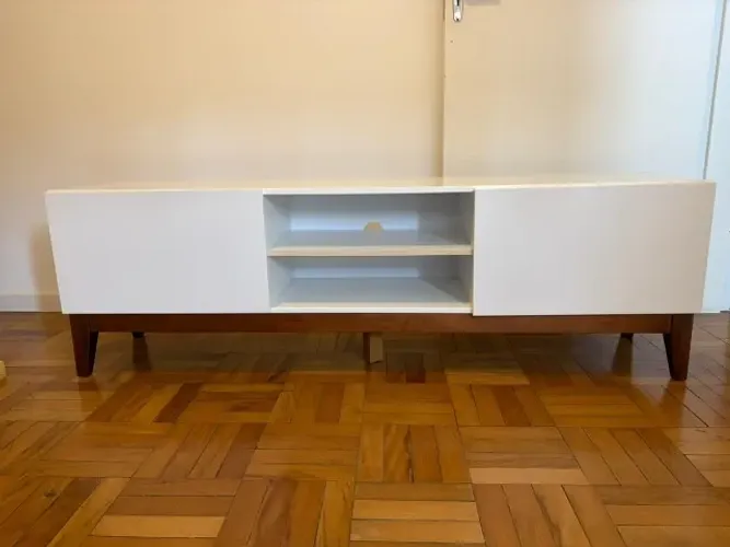 Rack Branco com pés de madeira em ótimo estado