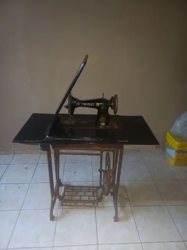 Maquina de costura singer antiga a pedal 