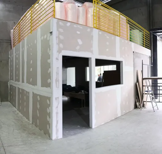Divisórias d gesso (drywall).