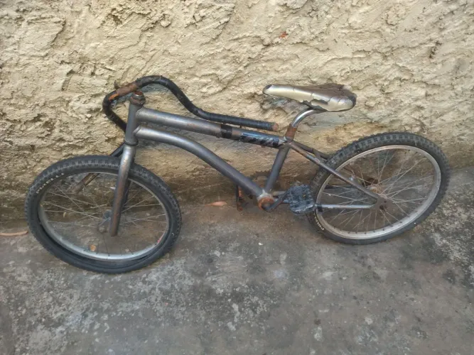 Bikes aro 20 300R$ REAIS tá sem a câmeras de ar