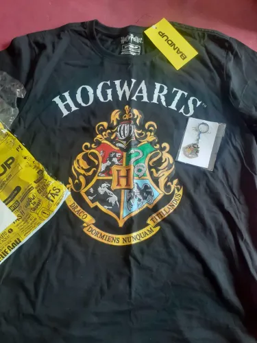 Camiseta Harry Potter,brasão de hogwarts,nova,com etiqueta ,vem de brinde um chaveiro 