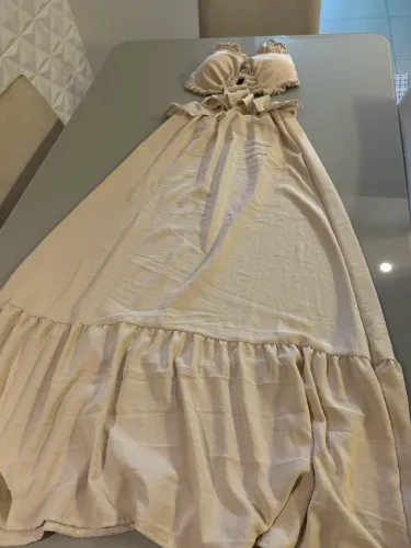 Vestido nude.