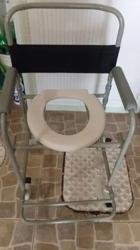 Cadeira higiênica e muleta