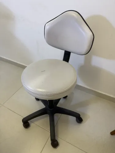 Vendo Mocho com encosto 