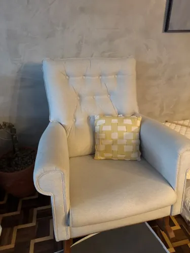 Cadeira de amamentação lavanda abstratto+ puffe com baú 