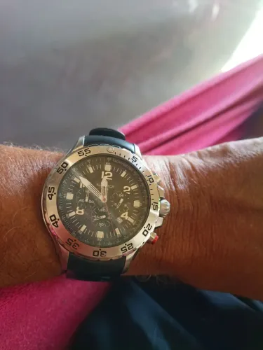Vendo relógio primeira linha marca náutica valor 400 qualquer coisa chama no chat ótima...