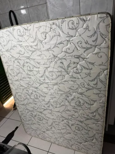 COLCHÃO DE CASAL 100% ESPUMA USADO SÓ POR 30 DIAS