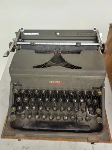 Antiga Máquina de escrever Hermes 2000