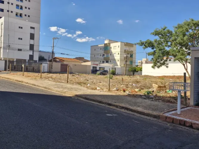 Terreno para venda no bairro Santa Mônica.