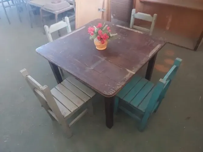 Jogo de Mesa com 4 cadeiras (Infantil)
