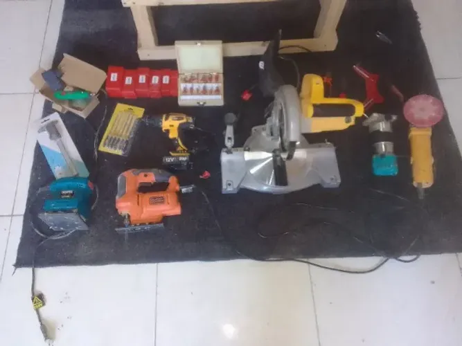 Vendo máquinas e ferramentas para marcenaria.