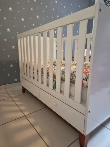 Berço Nana TokStock - Altura Ajustável Branco/Nozes c/ 2 Gavetas
