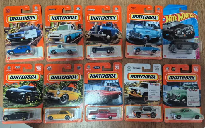 Kit de 10 carrinhos matchbox e hot wheels