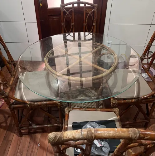 Mesa de bambu com tampo de vidro acompanhado de 4 cadeiras