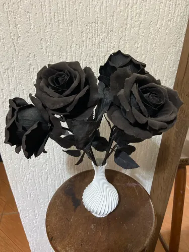 Buquê de rosas pretas no vaso