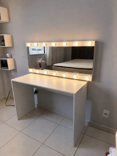 Espelho e mesa