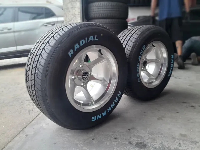 Vendo jogo de rodas Gauchas e pneus Radial Nakang 275 aro 15.  zero 