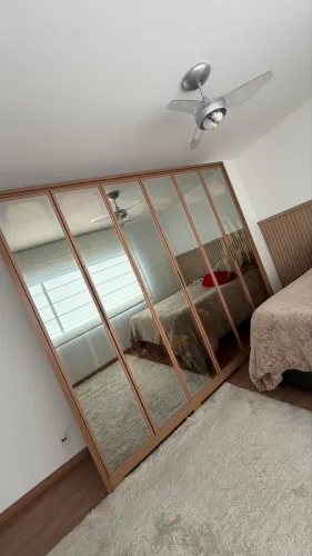 Guarda-roupa c portas de vidro usado 5 meses