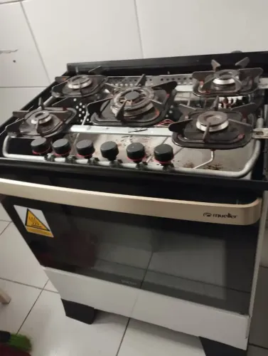 Vende-se fogão 5 bocas vidro estourado, preço negociável, aceito troca também.