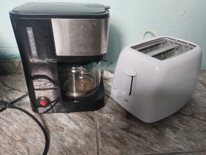 Cafeteira conservada e torradeira nova, tudo funcionando...