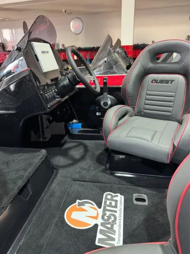 Bass boat Quest 290