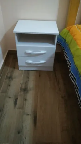 Mesa de cabeceira branca