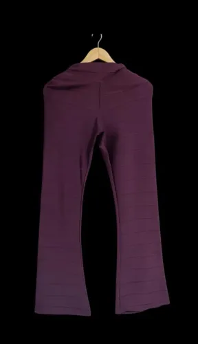 Vendo linda calça cor marsala, elegante e confortável. Valoriza a silhueta.