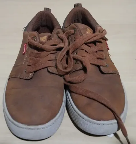 TENIS LEVIS NUM 41 - USADO MUITO BOM ESTADO