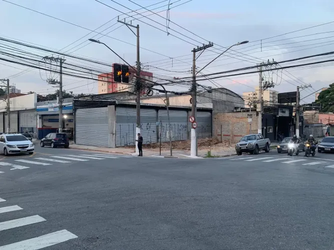 Imóvel para aluguel possui 200 metros quadrados em Pestana - Osasco - SP