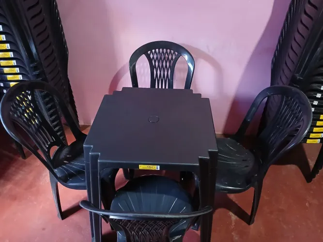 Jogo de Mesa e Cadeiras Plástico Novas