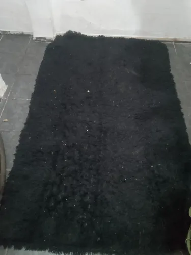 Tapete na cor preta medindo 1, 40 X 2,0 usado apenas 1 mês