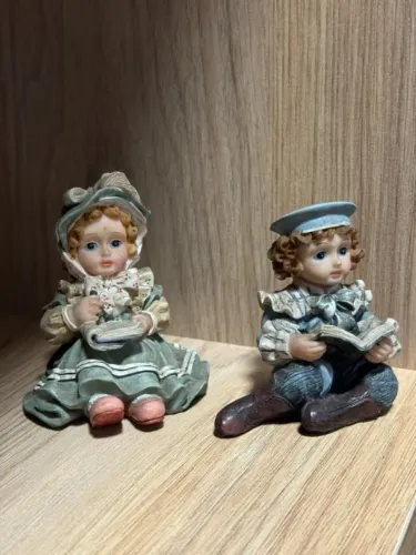 Casal de Bonecos Decorativos de Resina Estilo Vitoriano