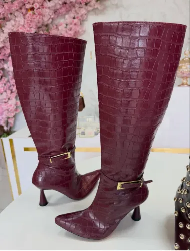 Bota Feminina Cano Alto Bordô Croco Salto Médio Elegante