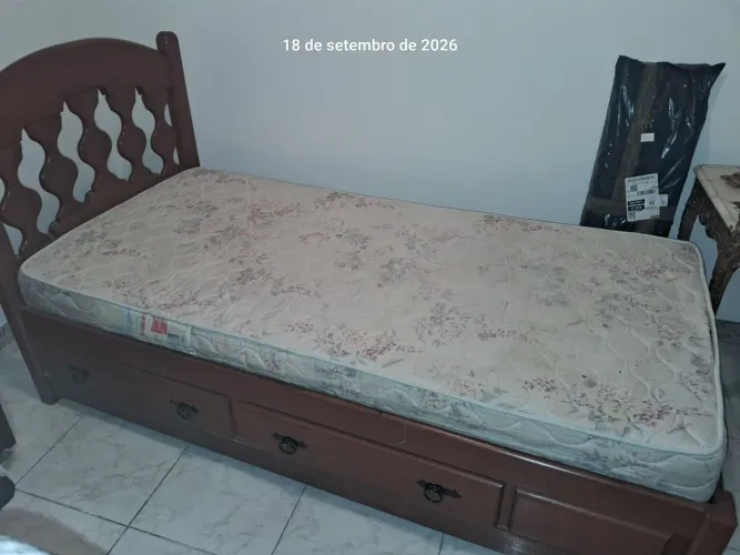 Cama de solteiro madeira maciça com 2 gavetas, estrado inteiriço cama de qualidade.