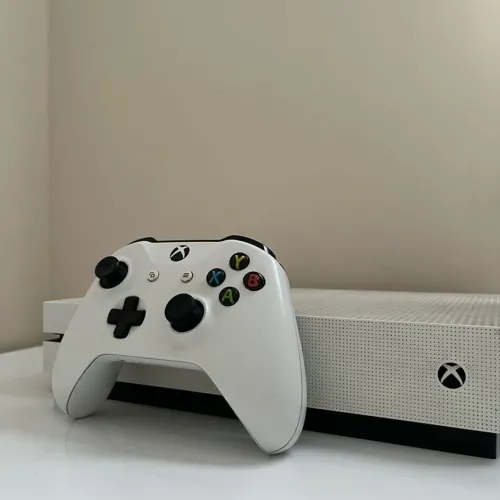 Xbox One S com 2 controles e diversos jogos