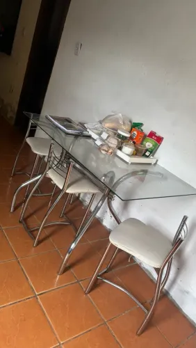 Mesa com tampo de vidro com 4 cadeiras