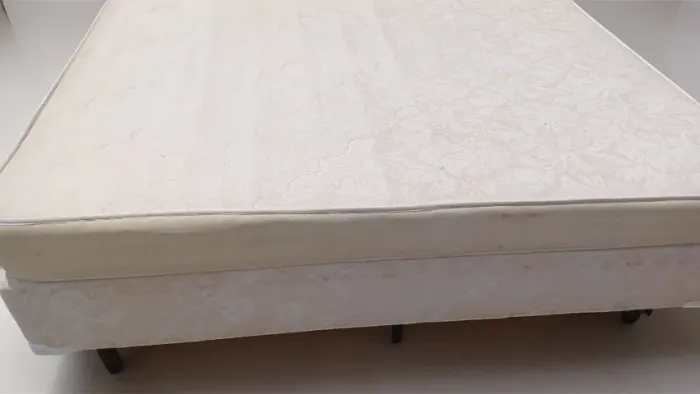 Cama de casal, bege, em bom estado.