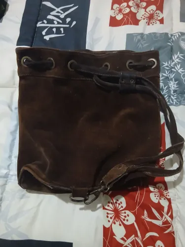 BOLSA SACO C&A EM CAMURÇA LEGÍTIMA GRANDE MARROM CAFÉ