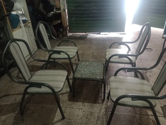 Jogo de cadeiras e centro