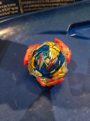 Beyblade Ultimate Valtryek (Valkyrie) em ótimo estado e com lançador